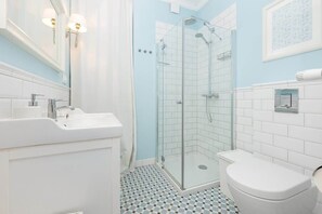 Douche, articles de toilette gratuits, sèche-cheveux