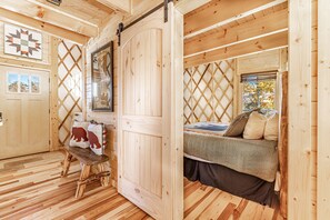 1 slaapkamer, een strijkplank/strijkijzer, gratis wifi, beddengoed