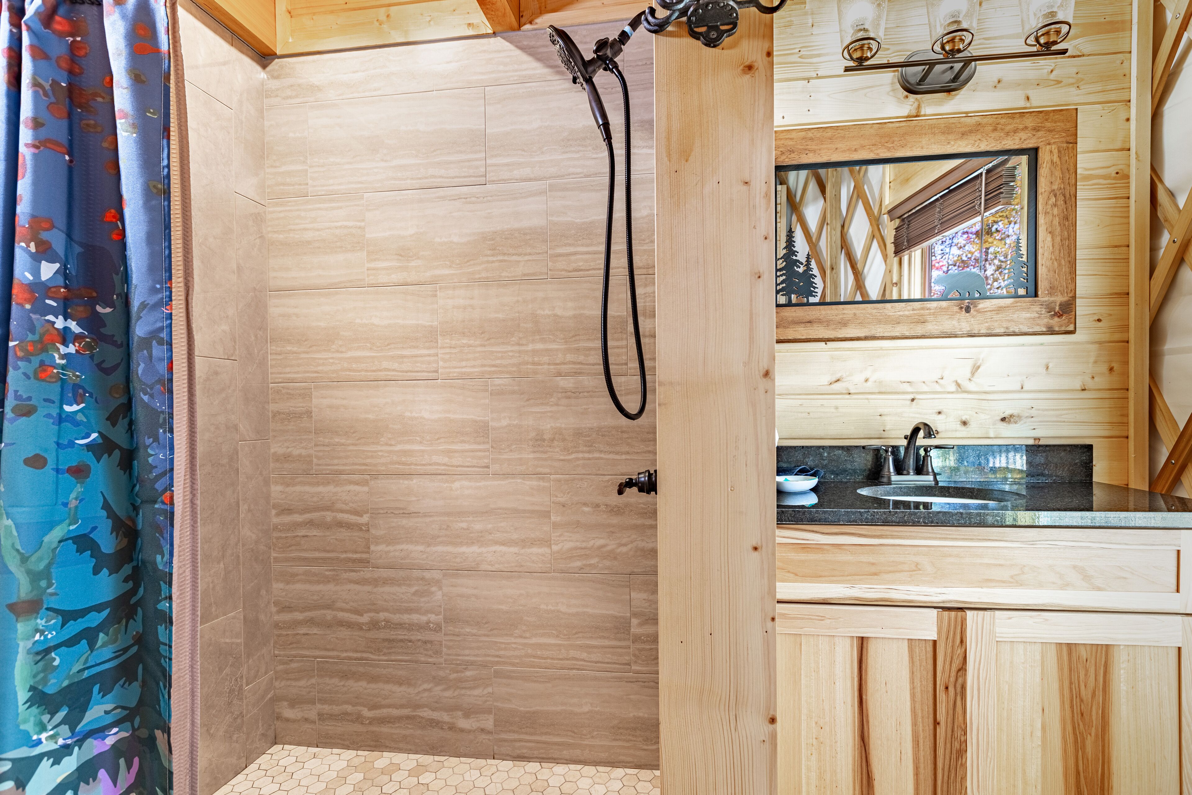 Un intérieur en bois avec une douche, un lavabo et un miroir.