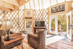 Smart TV, DVD player - Cozy Blue-Beary great f/ couples or small family, Huge Deck w/Privte Hot Tub (Pigeon Forge)