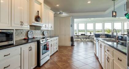 WATERFRONT Lake House w/ King Beds, close to Casinos