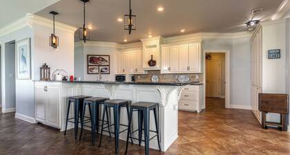 WATERFRONT Lake House w/ King Beds, close to Casinos