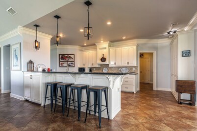 WATERFRONT Lake House w/ King Beds, close to Casinos