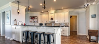 WATERFRONT Lake House w/ King Beds, close to Casinos