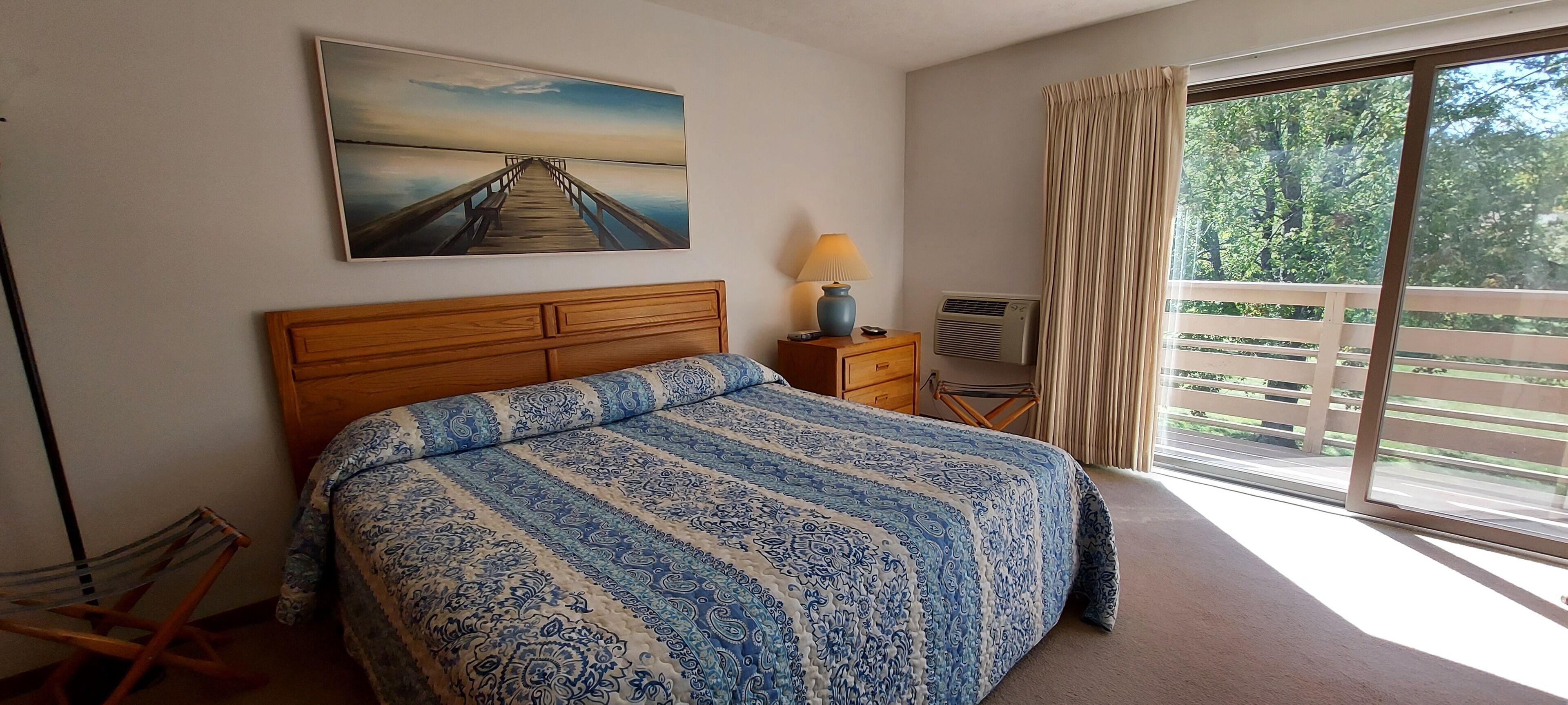 Outside heated pool, 2 miles to Lake Michigan, 2 bed 2 1/2 bath