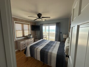 5 bedrooms, iron/ironing board, travel cot, free WiFi - Ocean Front Home, 2 covered decks, hot tub, elevator, game-room....... (North Topsail Beach)