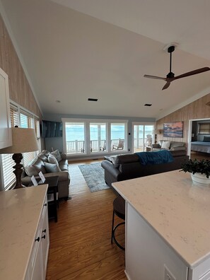 Smart TV, video games, ping pong, books - Ocean Front Home, 2 covered decks, hot tub, elevator, game-room....... (North Topsail Beach)