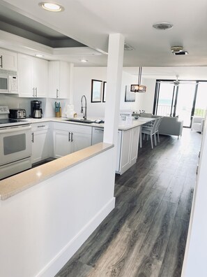 Frigorifero, microonde, forno, piano cottura