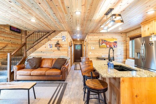 Looking for a quiet, western cabin -Colt Cabin is just 40 minutes from YNP