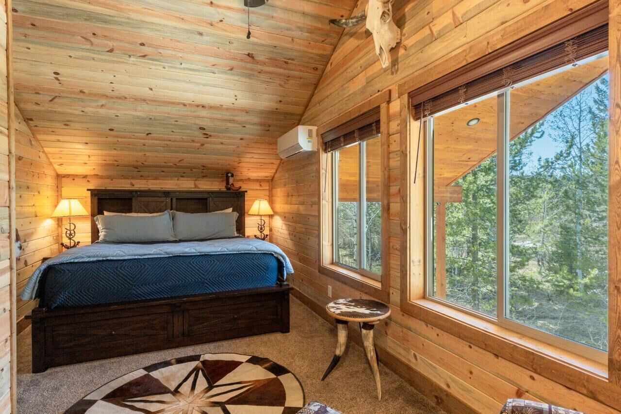 4 bedrooms, travel crib, WiFi, bed sheets