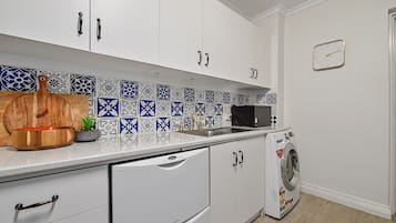 Full-sized fridge, microwave, dishwasher, toaster