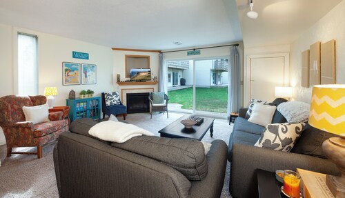 Well Appointed & Updated condo, Outside heated pool, Lovely patio