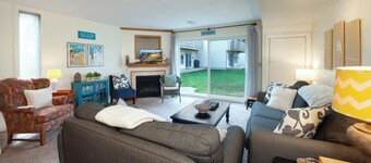 Well Appointed & Updated condo, Outside heated pool, Lovely patio