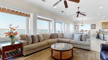 Een televisie en een dvd-speler