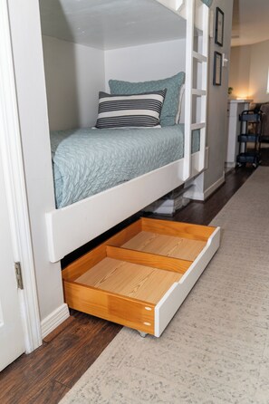 1 makuuhuone, tallelokero huoneessa, silitysrauta/-lauta