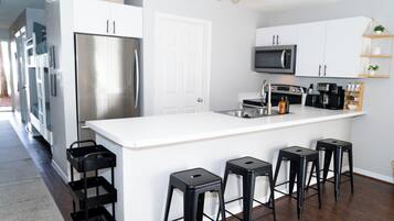 Een koelkast, een microgolfoven, een oven, een kookplaat