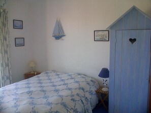 2 bedrooms, iron/ironing board