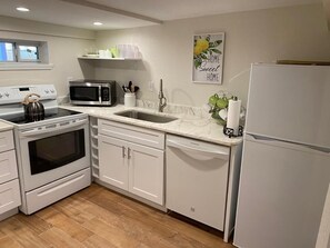 Een koelkast, een magnetron, een oven, een kookplaat