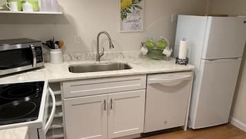 Frigorífico, microondas, horno y placa de cocina