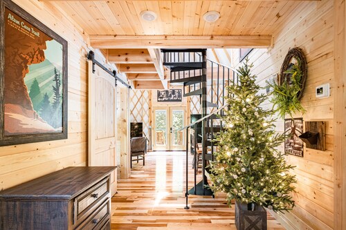 Comfy, Cozy, Luxury Yurt, Fun w/Private Hot Tub & Gas Grill, Large Deck