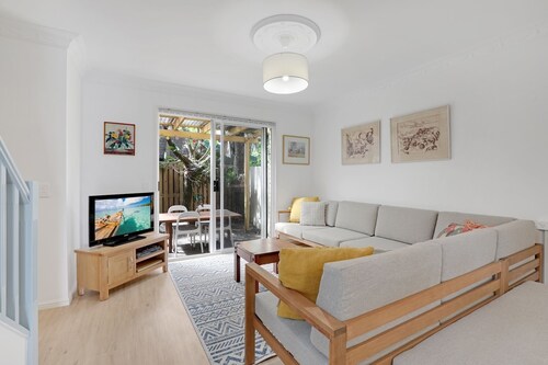 3 bedroom 2 bathroom townhouse in convenient, central Point Lookout.