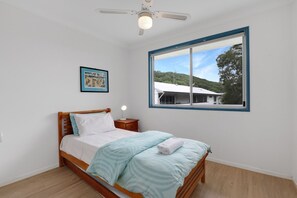 3 bedrooms, travel crib, free WiFi, bed sheets - 3 bedroom 2 bathroom townhouse in convenient, central Point Lookout. (Point Lookout)