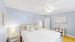 3 bedrooms, iron/ironing board, WiFi (free), bed sheets - Daydream Oasis with private pool, screen porch with dining, sleeps 8! (Isle of Palms)