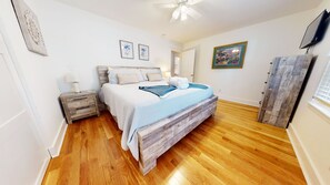 3 bedrooms, iron/ironing board, free WiFi, bed sheets - Daydream Oasis with private pool, screen porch with dining, sleeps 8! (Isle of Palms)