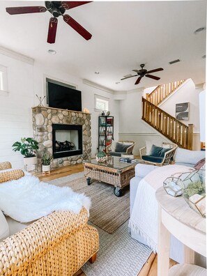 Smart TV, fireplace