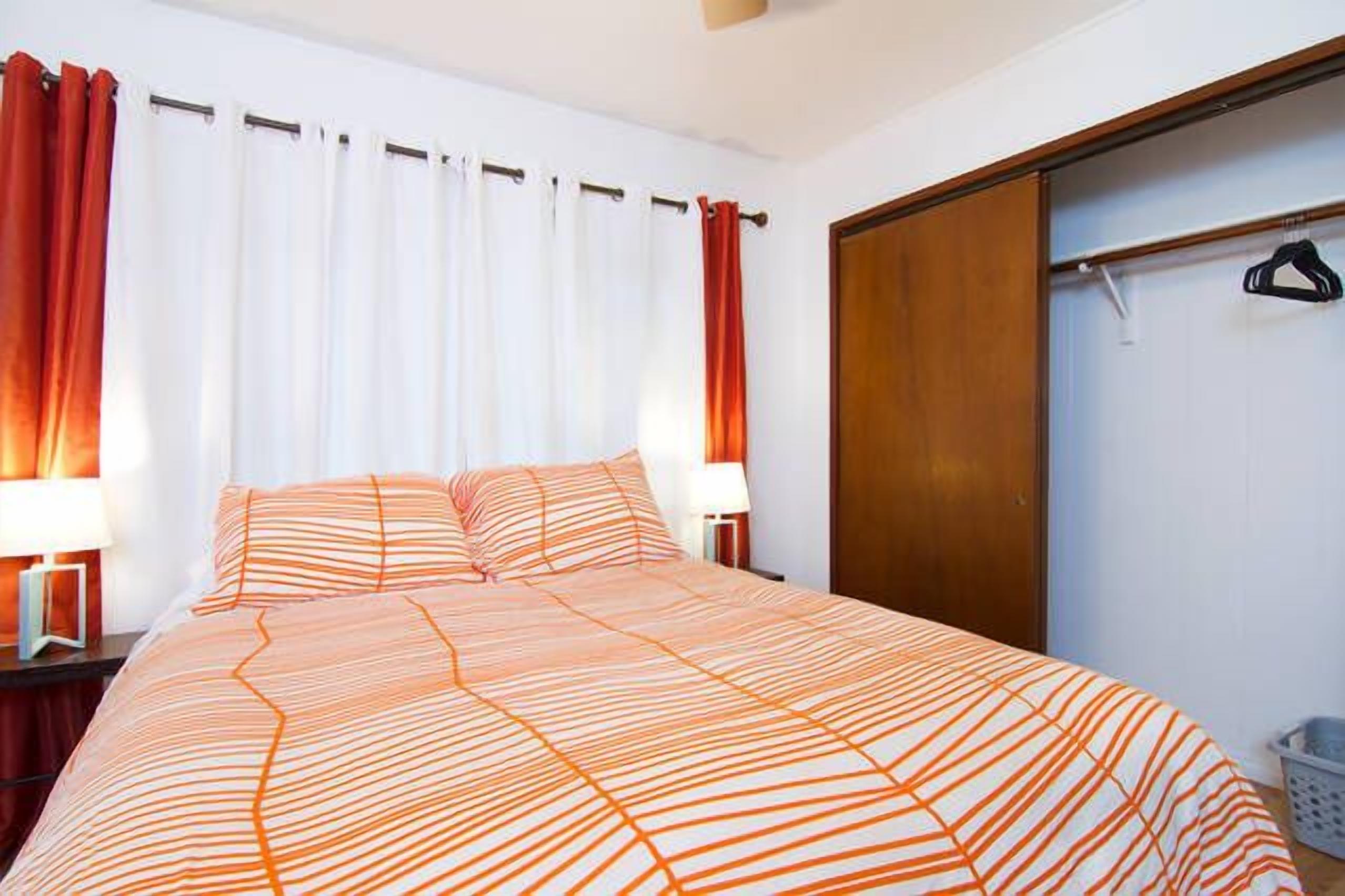 3 bedrooms, Egyptian cotton sheets, iron/ironing board, free WiFi