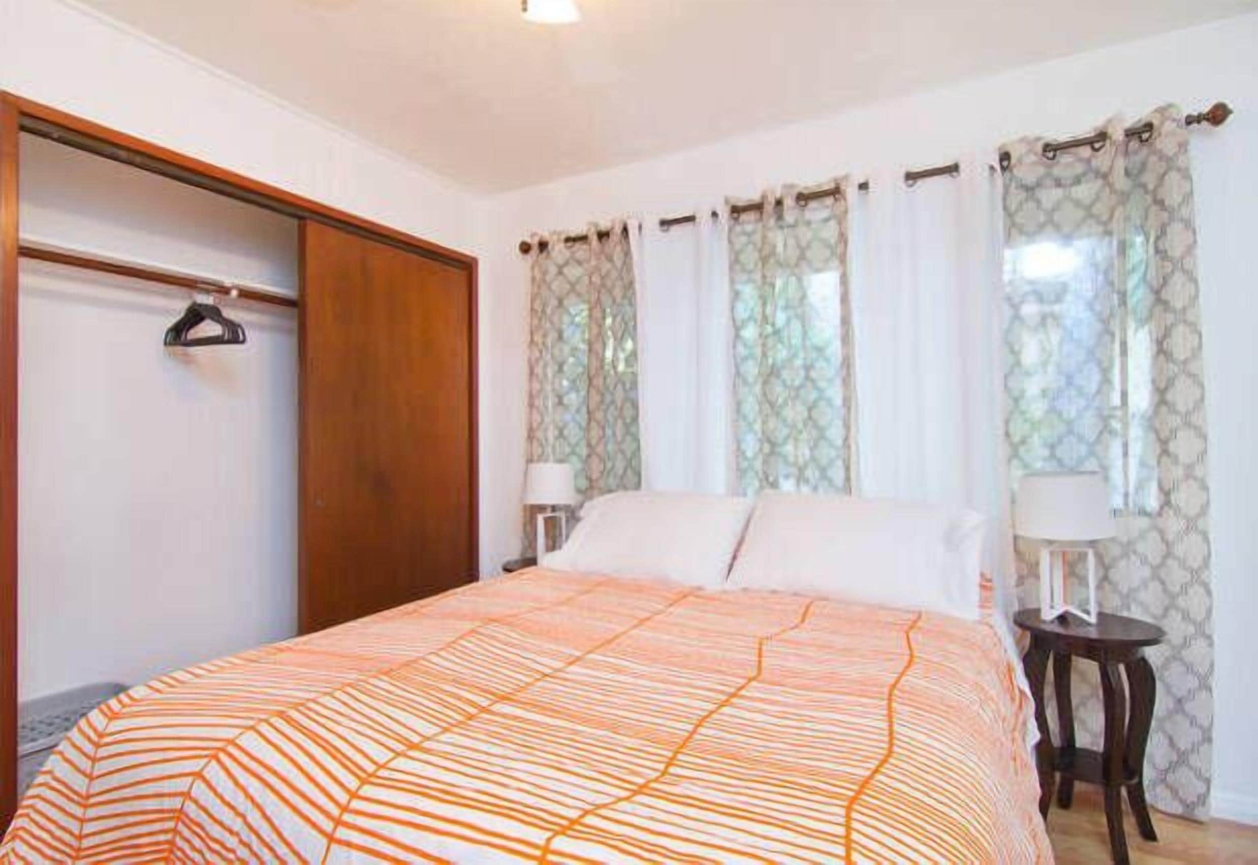 3 bedrooms, Egyptian cotton sheets, iron/ironing board, free WiFi