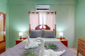 1 dormitorio, tabla de planchar con plancha, wifi y ropa de cama