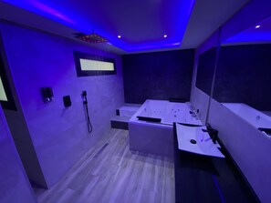 Combined shower/tub, jetted tub, hair dryer, towels