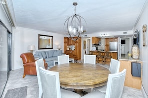 Living area - Firethorn 210- Beautiful gulf side, ground-level 2BR/2BA unit! (Sarasota)