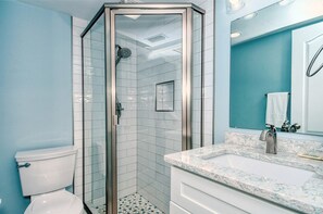 Bathroom - Firethorn 210- Beautiful gulf side, ground-level 2BR/2BA unit! (Sarasota)