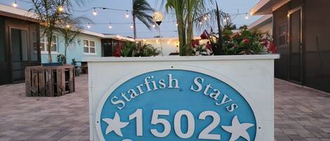 Señal de Starfish Stays en el 1502 Cape Coral.