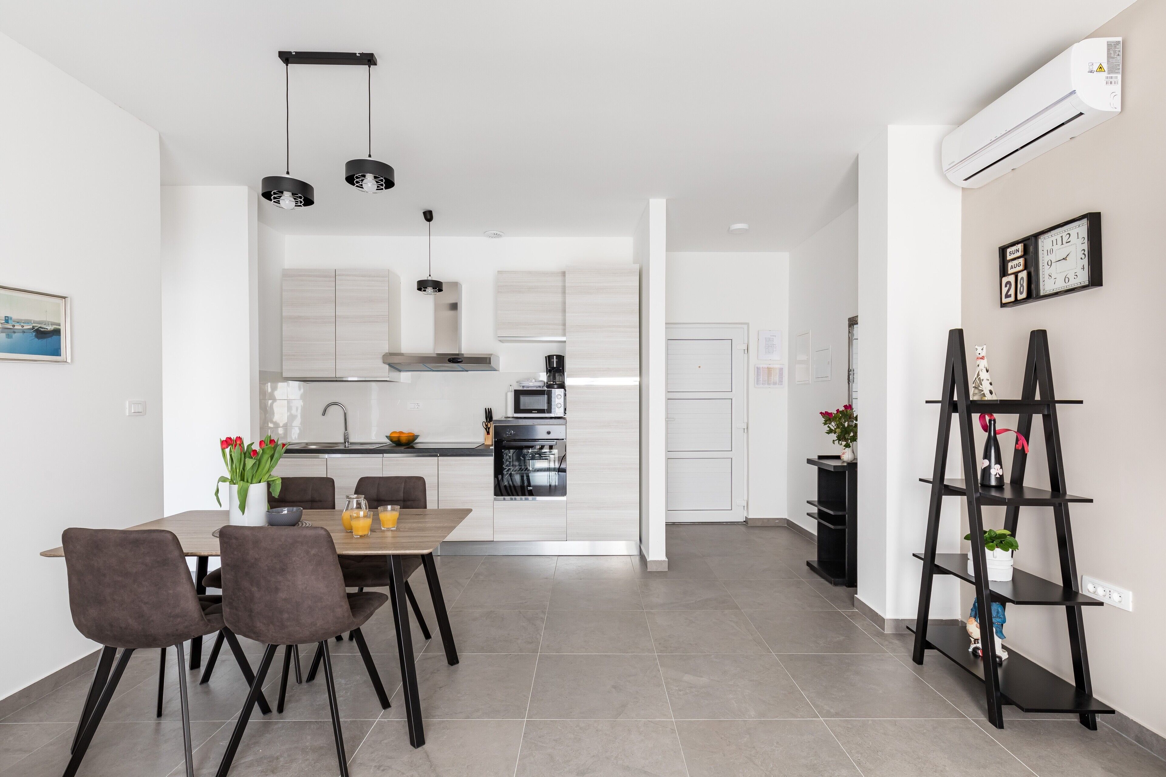 Een koelkast, een microgolfoven, een oven, een kookplaat