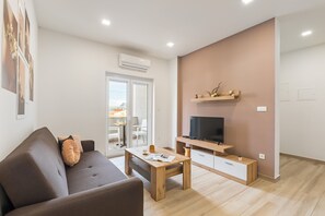 Flat-screen TV - Apartments Villa Salona Sky - Comfort Two Bedroom Apartment with Balcony (Solin)