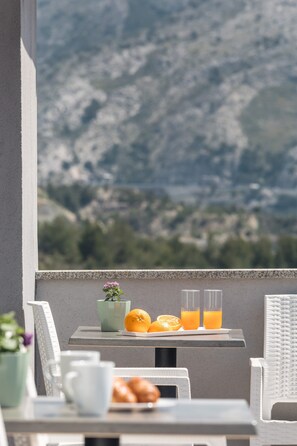 Outdoor dining - Apartments Villa Salona Sky - Superior Two Bedroom Apartment with Balcony (Solin)