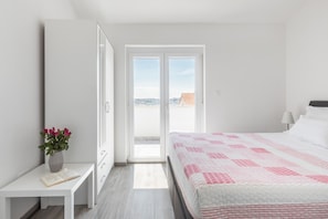 2 bedrooms, iron/ironing board, Internet, bed sheets
