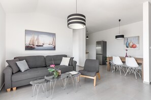 TV - Apartments Villa Salona Sky - Superior Two Bedroom Apartment with Balcony (Solin)