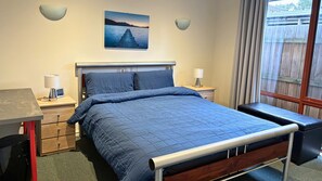 3 habitaciones, escritorio y tabla de planchar con plancha 
