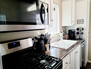 Fridge, microwave, oven, stovetop - Tiny Home Colorado River View/Near Quartzsite (Ehrenberg)