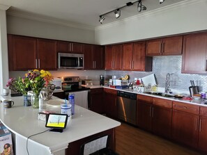 Kjøleskap, mikrobølgeovn, ovn og oppvaskmaskin