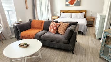 Tabla de planchar con plancha, wifi y ropa de cama