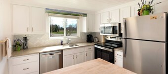 3 king master suites, 4 bed 4 bath, outside heated pool, between Leland and GA