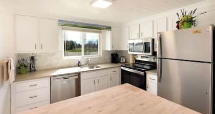 3 king master suites, 4 bed 4 bath, outside heated pool, between Leland and GA