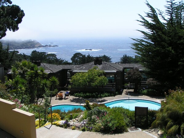 Een buitenzwembad, een verwarmd zwembad