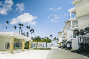 Property grounds - Awsome Front Beach Aparment With Infinity front Ocean Pool (Punta Cana)