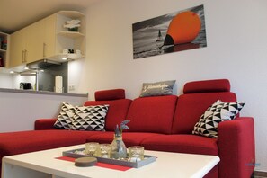 Una televisión, un reproductor de DVD, un reproductor estéreo